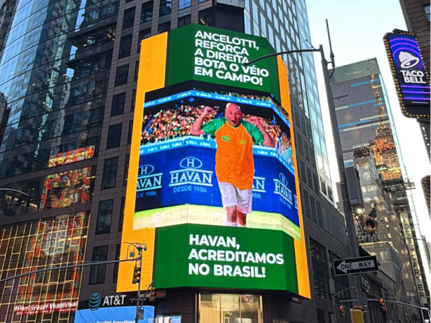 Véio da Havan invade Times Square e surpreende brasileiros em Nova Iorque