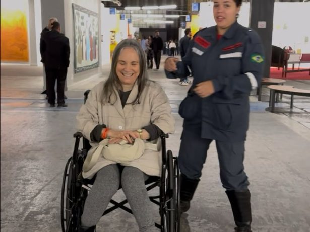 Regina Duarte deixa evento em cadeira de rodas em SP e explica motivo