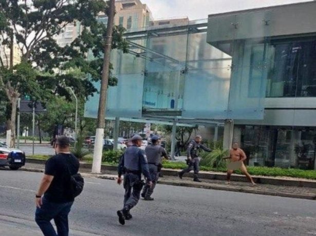 Homem é contido pela polícia após andar completamente nu na Faria Lima, em SP