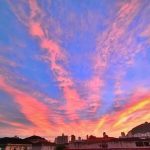 Além do mistério no mar, o céu da cidade de Santos também intriga a população