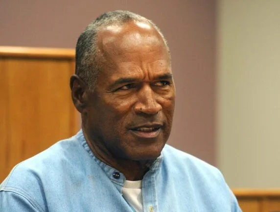 O.J. Simpson, acusado de matar a ex-esposa nos anos 90, morre aos 76 anos