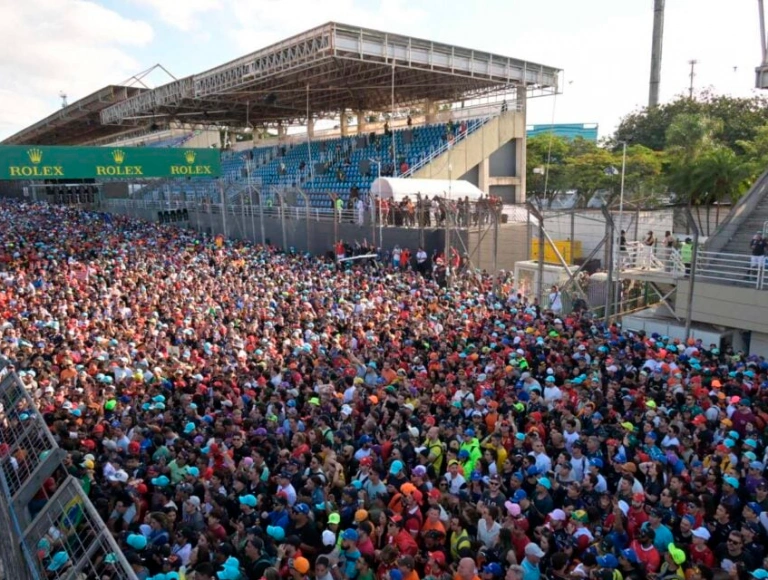 Organização do GP de São Paulo de F1 é cobrada por invasão de pista antes do fim da corrida