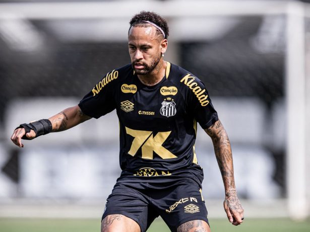 Neymar completa 15 anos de Seleção Brasileira e recebe homenagem especial da CBF