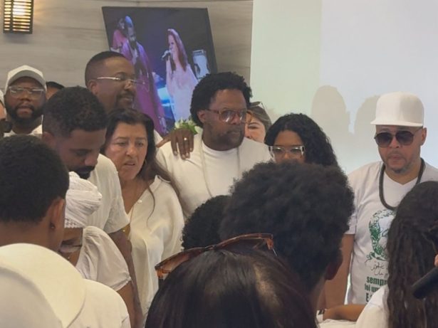 Mumuzinho, Regina Casé, Andrézinho e famosos participam do último adeus a Arlindo Cruz
