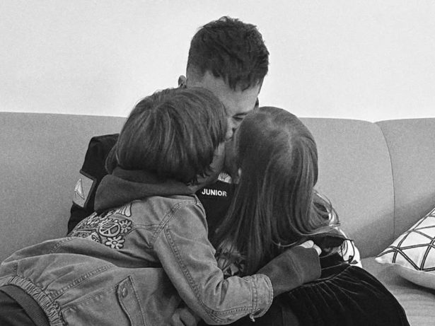 Esposa parabeniza Junior Lima no Dia dos Pais com clique raro com os filhos