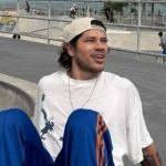José Loreto passeia de skate por Santos no 1º dia de filmagens da biografia de Chorão