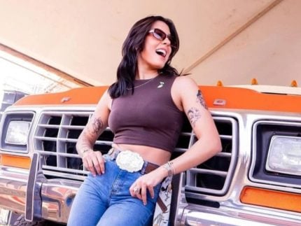 Ana Castela é surpreendida com caminhonete dos sonhos na Festa de Barretos