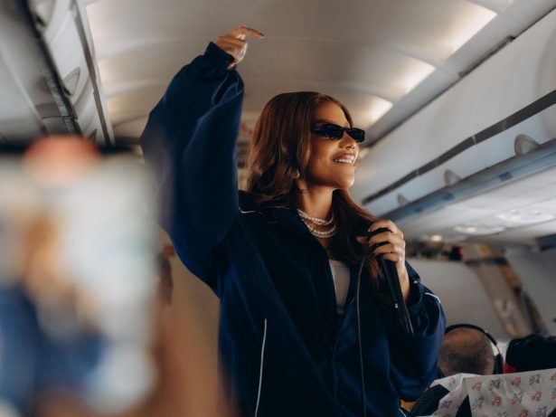 Ludmilla nas alturas! Cantora pega fãs de surpresa com show a bordo de avião
