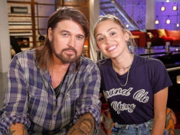 Miley Cyrus faz as pazes com o pai em nova música após anos de brigas: “Bandeira branca”