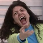 Atriz deixa apresentadoras sem reação ao interpretar cena de terror ao vivo; veja