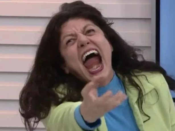 Atriz deixa apresentadoras sem reação ao interpretar cena de terror ao vivo; veja