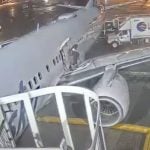 Mulher tem crise durante voo e foge pela asa do avião até ser retirada; veja