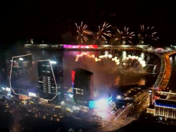 Já é 2025 lá na China! Xangai celebra o Ano Novo com lindo show de fogos