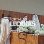 Veja a primeira imagem de Sabrina Sato e Nicolas Prattes no altar