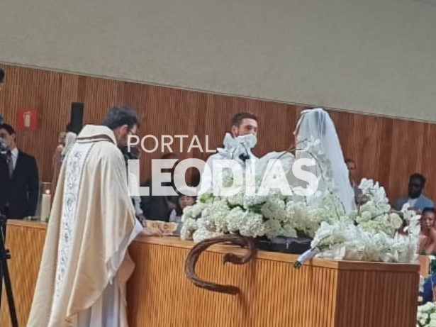 Veja a primeira imagem de Sabrina Sato e Nicolas Prattes no altar