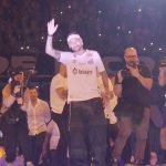 Alô, Vila Belmiro! Neymar chega no gramado para dar início à festa da torcida