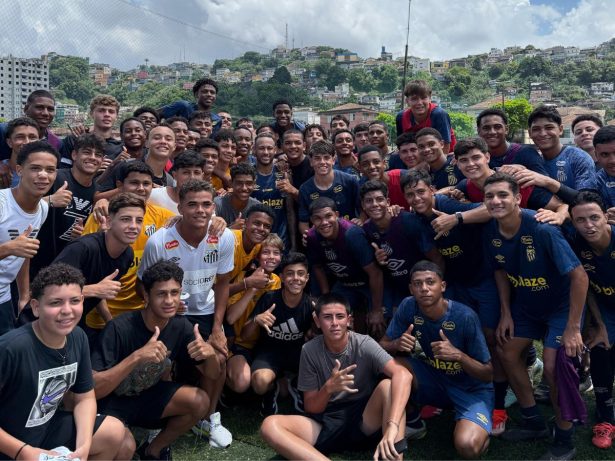 Neymar Jr. visita a base do Santos a convite do ídolo e dirigente Léo Bastos