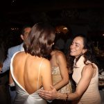 Isis Valverde posa com a madrinha, Alice Braga, em fotos inéditas do casamento