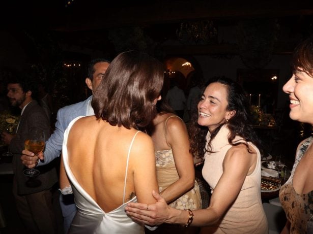 Isis Valverde posa com a madrinha, Alice Braga, em fotos inéditas do casamento