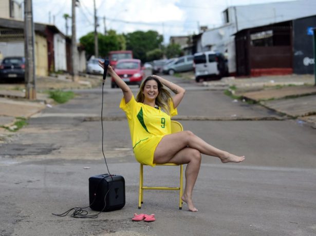 Conheça Ju Marques, cantora que viralizou transformando hits em seresta