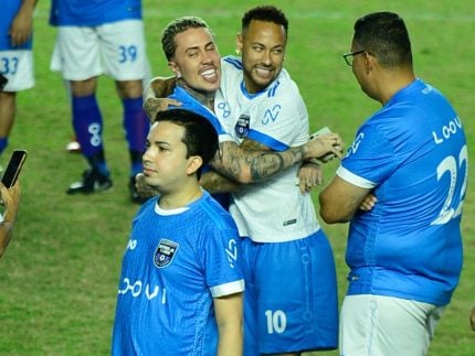 Neymar Jr. participa de jogo beneficente na Vila Belmiro em prol de seu instituto