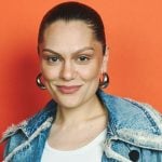 Jessie J anuncia cura do câncer e comemora sucesso de cirurgia na mama