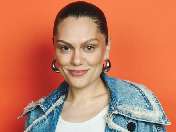 Jessie J anuncia cura do câncer e comemora sucesso de cirurgia na mama