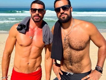 Chama o bombeiro! Cauã Reymonod atiça web com nova foto de sunga vermelha