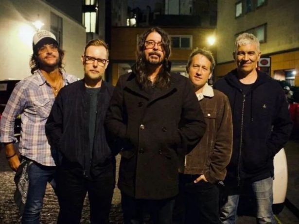 Foo Fighters celebram 30 anos de carreira com novo single “Today’s Song”