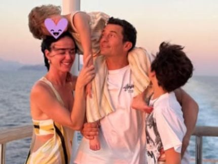 Após anunciar divórcio, Orlando Bloom posa ao lado de Katy Perry em nova foto
