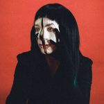 Allie X trará turnê do álbum “Girl With No Face” ao Brasil em 2026; saiba tudo