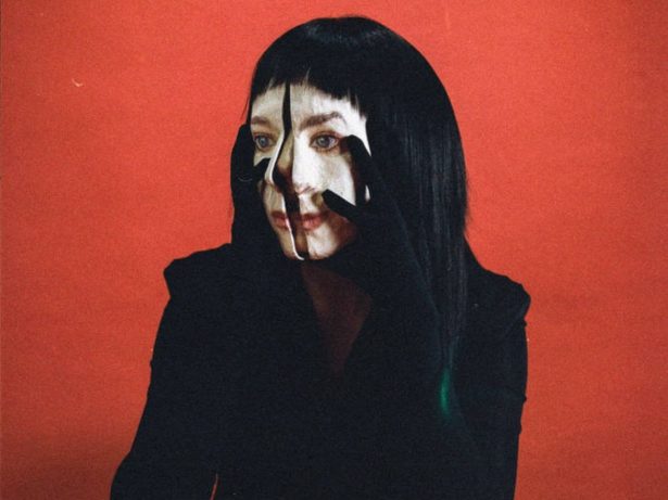 Allie X trará turnê do álbum “Girl With No Face” ao Brasil em 2026; saiba tudo