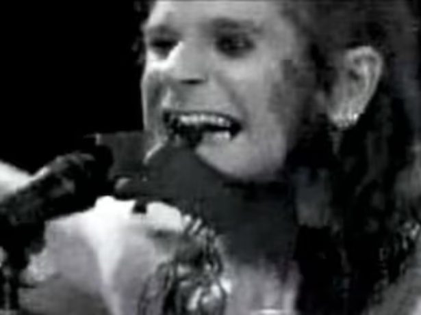 Ozzy já mordeu morcego vivo no palco e inalou formigas; relembre histórias do cantor