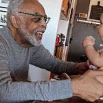 Gilberto Gil encanta fãs com novo registro ao lado da bisneta de 7 meses