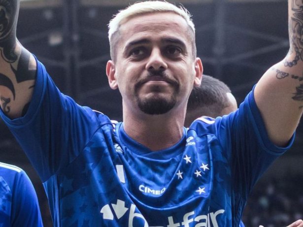 Fagner rescinde com o Corinthians e encaminha permanência no Cruzeiro