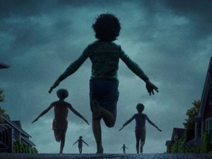 “A Hora do Mal” é o melhor do terror do ano justamente por não se levar a sério
