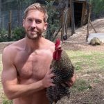 Calvin Harris lamenta morte de seu galo de estimação e culpa vizinhos: “Imundos”