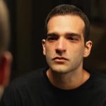 Humberto Carrão raspa a cabeça para nova fase de Afonso em “Vale Tudo”; veja