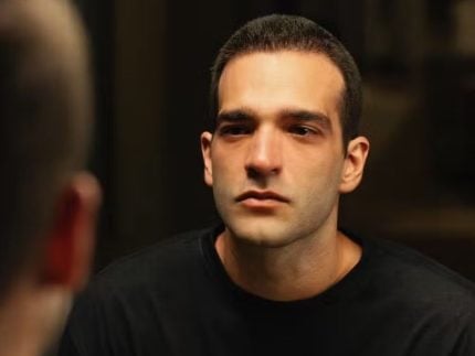 Humberto Carrão raspa a cabeça para nova fase de Afonso em “Vale Tudo”; veja