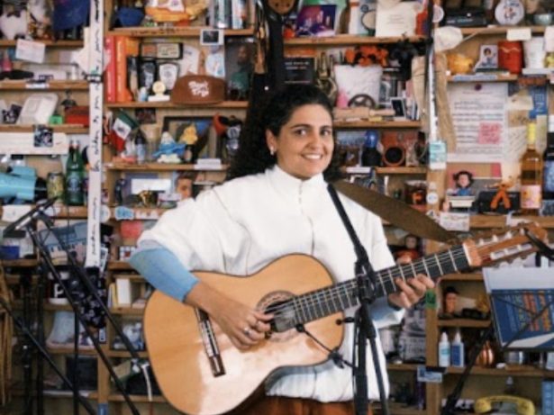 Cantora Luiza Brina participa do prestigiado “Tiny Desk Concert” americano