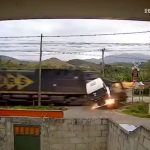 Caminhão é atingido por trem ao cruzar linha férrea em Vassouras, interior do Rio
