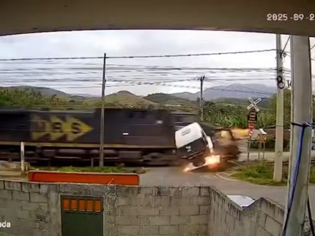 Caminhão é atingido por trem ao cruzar linha férrea em Vassouras, interior do Rio