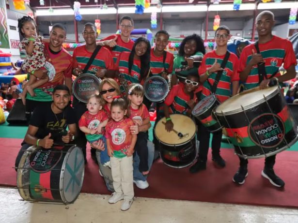 Virginia chega com as filhas em Caxias para Dia das Crianças da Grande Rio