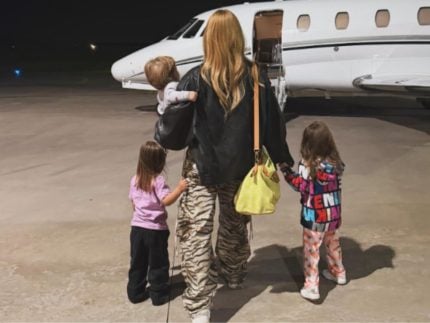 Virginia e os filhos embarcam em jato rumo a Goiânia para celebrar festa de Maria Flor
