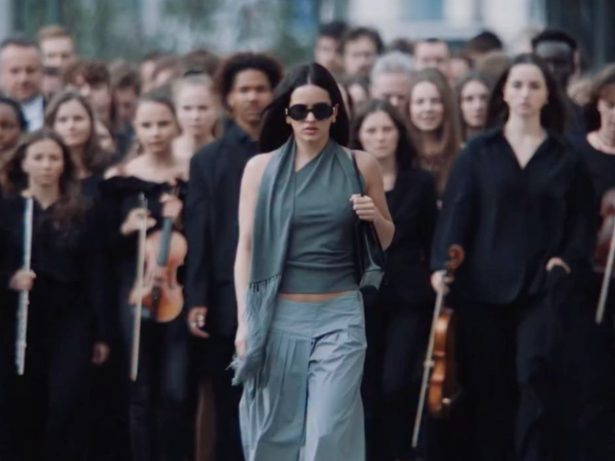 Com clipe cinematográfico, Rosalía se junta a Björk e Yves Tumor em “Berghain”