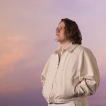 Lewis Capaldi anuncia show solo no Rio para 2026; Ruel será convidado especial