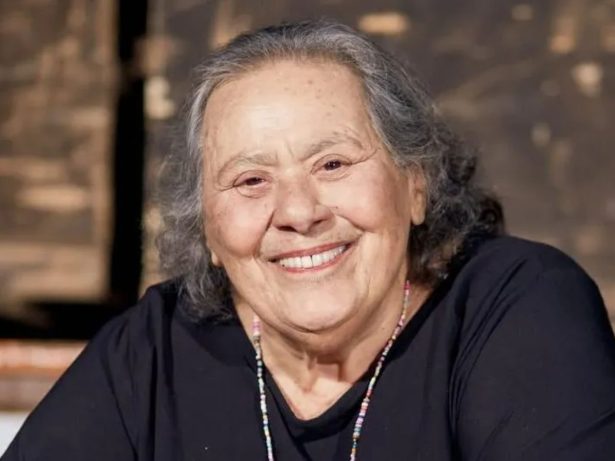 Morre Teuda Bara, fundadora do Grupo Galpão de teatro, aos 84 anos
