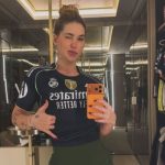 Torcedora! Virginia posa com a camisa do Real Madrid em dia de jogo de Vini Jr.