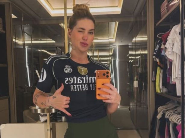 Torcedora! Virginia posa com a camisa do Real Madrid em dia de jogo de Vini Jr.