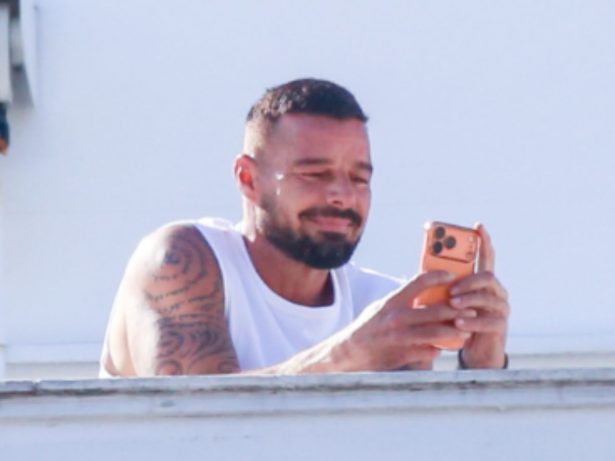 Ricky Martin curte Carnaval no Rio e acompanha bloco da varanda do Copacabana Palace